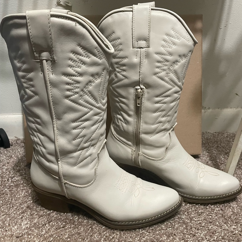 SOLD 💕💕 Steve Madden Cowgirl boots